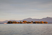 Blick über den Chiemsee zur Fraueninsel, bei Gstadt, Chiemsee, Chiemgau, Bayern, Deutschland
