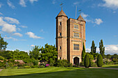 Blick über den Top Courtyard zum Turm, Elizabethan tower, Sissinghurst Castle Gardens, Kent, Großbritannien