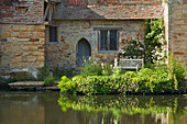 Kleine Terrasse an der Wasserburg, Scotney Castle, Lamberhurst, Kent, Großbritannien