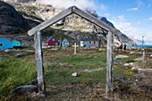Kreuz und Holzhäuser, Augpilagtoq, Prins Christian Sund, Kitaa, Grönland