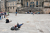 Pilger rasten vor der Kathedrale, Santiago de Compostela, Galizien, Spanien