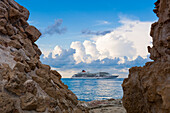 Blick durch eine Felsöffnung auf Kreuzfahrtschiff MS Europa, Zypern