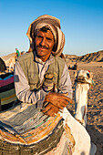 Kamelführer in einem Beduinendorf in der Arabischen Wüste, Hurghada, Al-Bahr al-ahmar, Ägypten