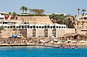 Gäste baden im Roten Meer, Scharm El-Scheich, Sinai Süd, Ägypten