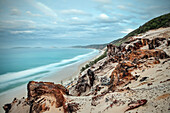 blaues Meer am Rainbow Beach mit rotem Sandstein, Gateway zu Fraser Island, Queensland, Australien