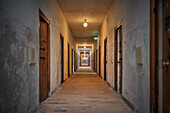 Korridor mit Gefängniszellen in der KZ Gedänkstätte Dachau, Großraum München, Bayern, Deutschland