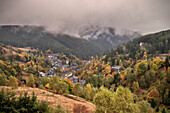 Ausblick im Herbst auf Lauscha während es regnet, Thüringer Wald, Thüringen, Deutschland