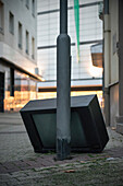 entsorgter Röhrenfernseher in der Fußgängerzone, Innenstadt Mainz, Landeshauptstadt Rheinland-Pfalz, Deutschland