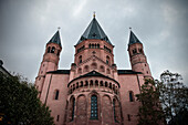 Der Dom zu Mainz in Dämmerung in symmetrischer Ansicht, Landeshauptstadt Rheinland-Pfalz, Deutschland