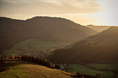 Blick in das Tal nahe Bernau im Schwarzwald, Baden-Württemberg, Deutschland