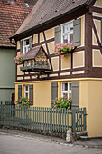 schön restauriertes gelbes Fachwerkhaus mit Miniatur Vorbau, Dinkelsbühl, Franken, Bayern, Deutschland