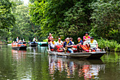 Fließ im Spreewald mit Touristenkahn, Musikkapelle, UNESCO Biosphärenreservat, Brandenburg, Deutschland