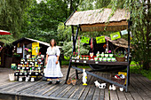 Frau in Tracht an Verkaufsstand am Fließ, Spreewald, UNESCO Biosphärenreservat, Lübbenau, Brandenburg, Deutschland