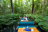 Fließ im Spreewald mit Touristenkahn, Hochwald, UNESCO Biosphärenreservat, Lübbenau, Brandenburg, Deutschland