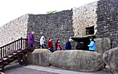 Newgrange, ein großes jungsteinzeitliches Hügelgrab im Boyne Tal, nördlich von Dublin, Ostküste,  County Meath, Irland