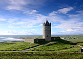 Doonagore Castle bei Doolin, Clare, Westküste, Irland