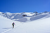 Frau auf Skitour steigt zum Piz Laschadurella auf, Sesvennagruppe, Engadin, Graubünden, Schweiz