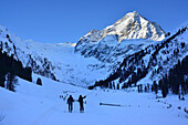 Zwei Personen auf Skitour steigen zum Lüsenser Fernerkogel auf, Sellrain, Stubaier Alpen, Tirol, Österreich