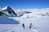 Zwei Frauen auf Skitour fahren vom Eiskögele ab, Obergurgl, Ötztaler Alpen, Tirol, Österreich