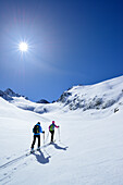 Zwei Frauen auf Skitour steigen durchs Rotmoostal zum Hinteren Seelenkogel auf, Obergurgl, Ötztaler Alpen, Tirol, Österreich