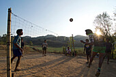 Trekking von Kalaw zum Inle See, Männer spielen Ching Loong, Sepak Takraw mit einem Rattanball bei einem Danu Dorf, Shan Staat, Myanmar, Burma