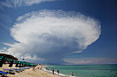 Gewitterwolke über dem Strand Li Junchi, Badesi, Sardinien, Italien