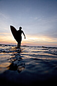 Surferin trägt Surfbrett, Praia, Santiago, Kap Verde