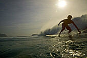 Surfer reitet eine Welle, Praia, Santiago, Kap Verde