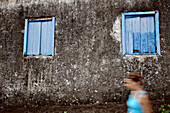 Junge Frau läuft an einem alten Haus vorbei, Praia, Santiago, Kap Verde