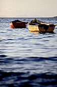 Alte Fischerboote auf dem Meer, Praia, Santiago, Kap Verde