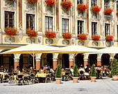 10653515 außerhalb Bayerns malt Blumen Café Deutschland Europa Fassade Gäste Firma Geranien Marktplatz Memmingen