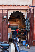 Geschäft und Werkstatt in den Souks, Marrakesch, Marokko
