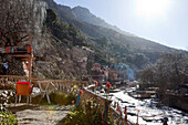 Gebirgsbach durch Setima Fatma, Setima Fatma, Valle de Ourika, Hoher Atlas, Marokko