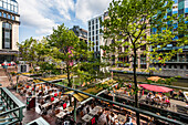 Café mit Blick auf einen Kanal, Hamburg, Deutschland