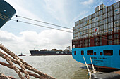 Containerschiff im Hafen, Bremerhaven, Bremen, Deutschland