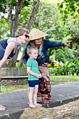 Balinese women, German mother with son, 3 year old boy, showing, playing, intercultural, meeting local people, locals, family travel in Asia, western baby, parental leave, MR, Sanur, Bali, Indonesia