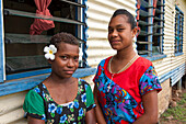 Porträt von zwei Mädchen im Dorf Somosomo, Taveuni, Fidschi-Inseln, Südpazifik