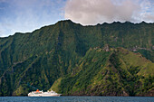 Expeditions-Kreuzfahrtschiff MS Hanseatic (Hapag-Lloyd Kreuzfahrten) auf Reede vor der Insel Hiva Oa, Hanavave, Hiva Oa, Marquesas-Inseln, Französisch Polynesien, Südpazifik