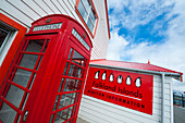Traditionelle rote Telefonzelle vor dem Falkland Islands Visitor Information Gebäude, Stanley, Ostfalkland, Falklandinseln, Britisches Überseegebiet, Südamerika
