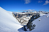 Enges Couloir im Val Culea, Geisler im Hintergrund, Sella, Sellagruppe, Dolomiten, Südtirol, Italien