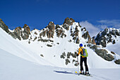 Frau auf Skitour steigt zum Piz Kesch auf, Engadin, Kanton Graubünden, Schweiz
