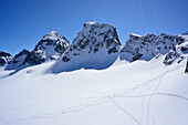 Spuren im Schnee, Großer Piz Buin und Kleiner Piz Buin im Hintergrund, Silvretta, Unterengadin, Engadin, Kanton Graubünden, Schweiz