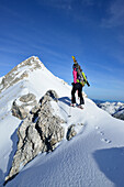 Frau auf Skitour steigt zur Ödkarspitze auf, Karwendel, Tirol, Österreich