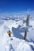 Frau auf Skitour steigt über Schneegrat zum Großen Möseler auf, Zillertaler Alpen, Südtirol, Italien