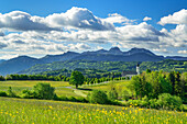 Filial- und Wallfahrtskirche St. Marinus und Anian mit Mangfallgebirge im Hintergrund, Wilparting, Irschenberg, Oberbayern, Bayern, Deutschland