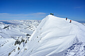 Skitourengeher am Gipfel des Großvenedigers, Ahrntal im Hintergrund, Venedigergruppe, Nationalpark Hohe Tauern, Salzburg, Österreich