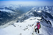 Frau steigt zum Großglockner auf, Glocknergruppe, Nationalpark Hohe Tauern, Osttirol, Tirol, Österreich