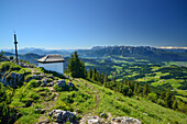 Kapelle und Kreuz am Gipfel des Spitzstein, Kaisergebirge und Zillertaler Alpen im Hintergrund, Chiemgauer Alpen, Tirol, Österreich