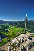 Gipfelkreuz auf dem Kranzhorn mit Blick über Inntall auf Zillertaler Alpen und Bayerische Alpen im Hintergrund, Chiemgauer Alpen, Tirol, Österreich