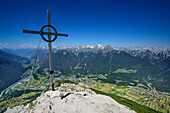 Gipfelkreuz des Tschirgant mit Inntal, Imst, Lechtaler Alpen und Tarrenz im Hintergrund, Mieminger Gebirge, Tirol, Österreich